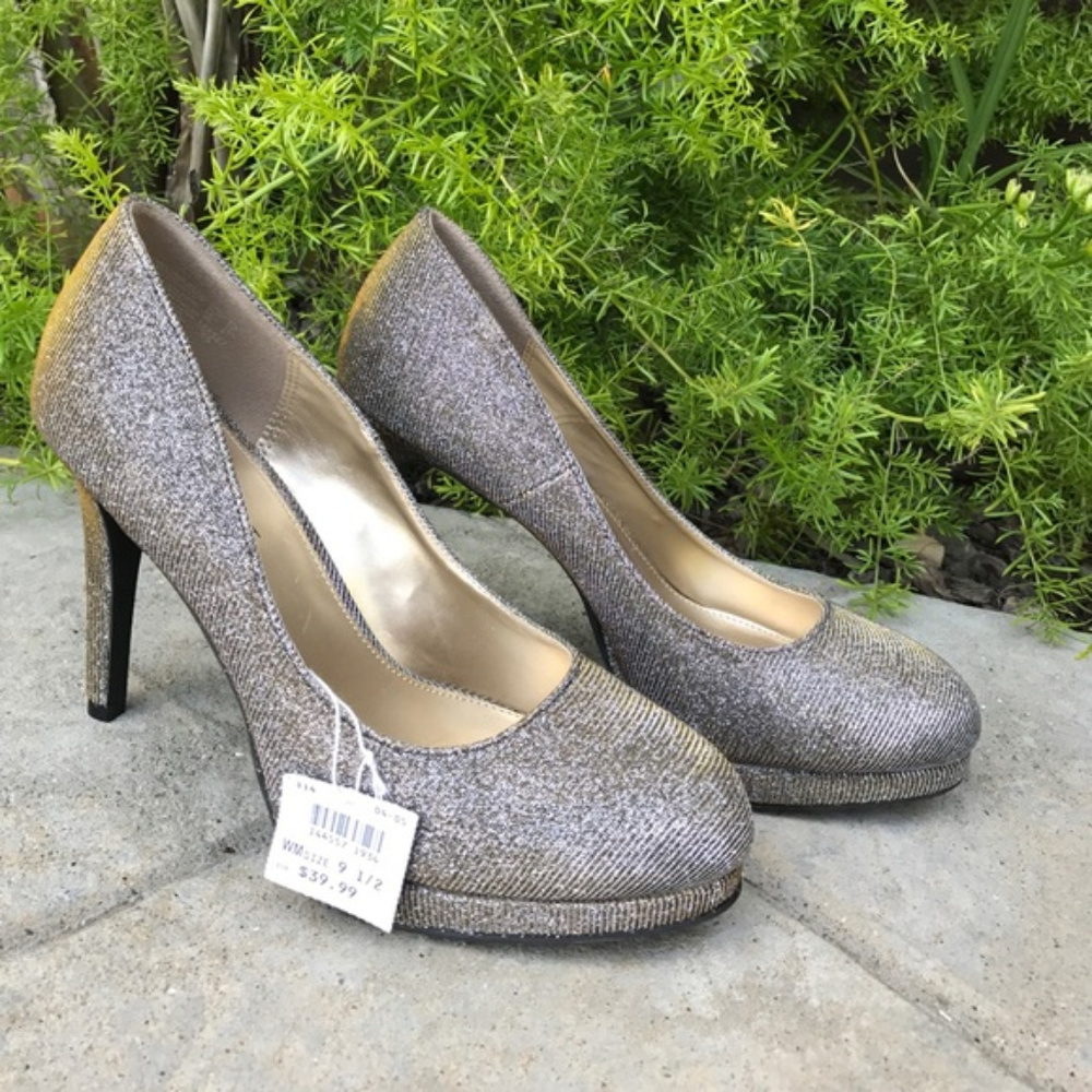 NWT Fioni Gold & Silver Iridescent Heals 9 1/2